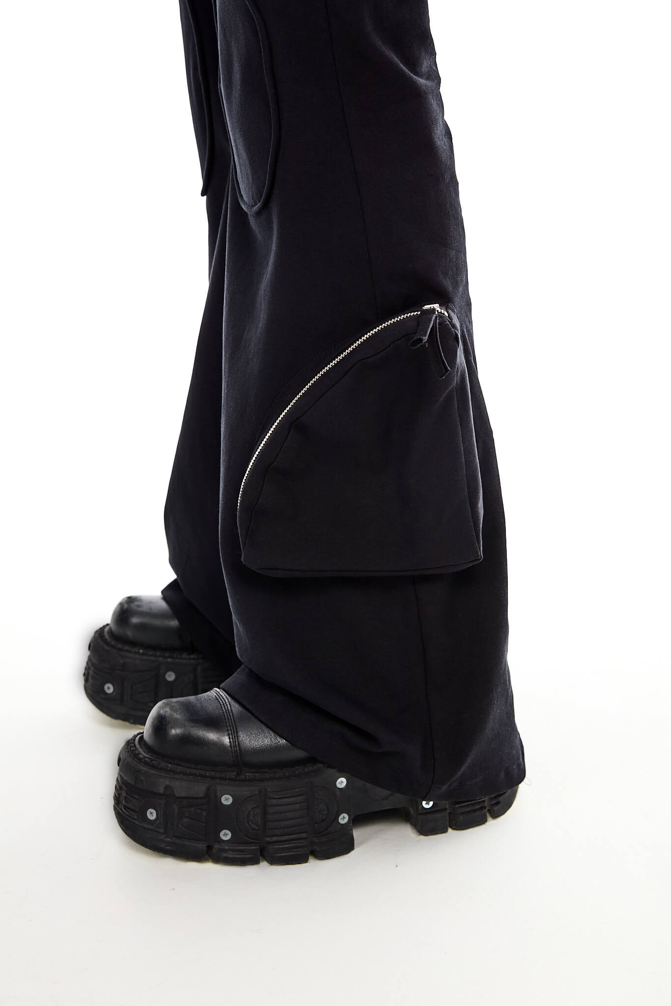 Circe Low Rise Y2K Cargo Pants - Image 10